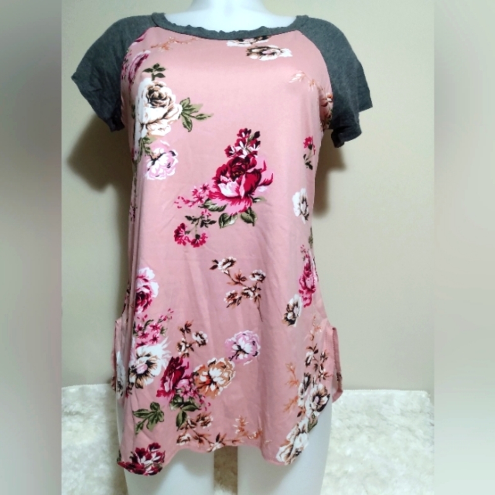Say anything woman's medium floral top